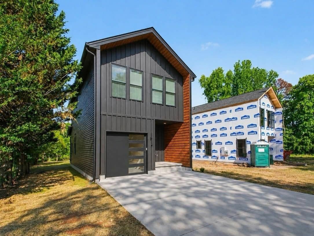 The Summit Manor — Modern Family Oasis - image 1