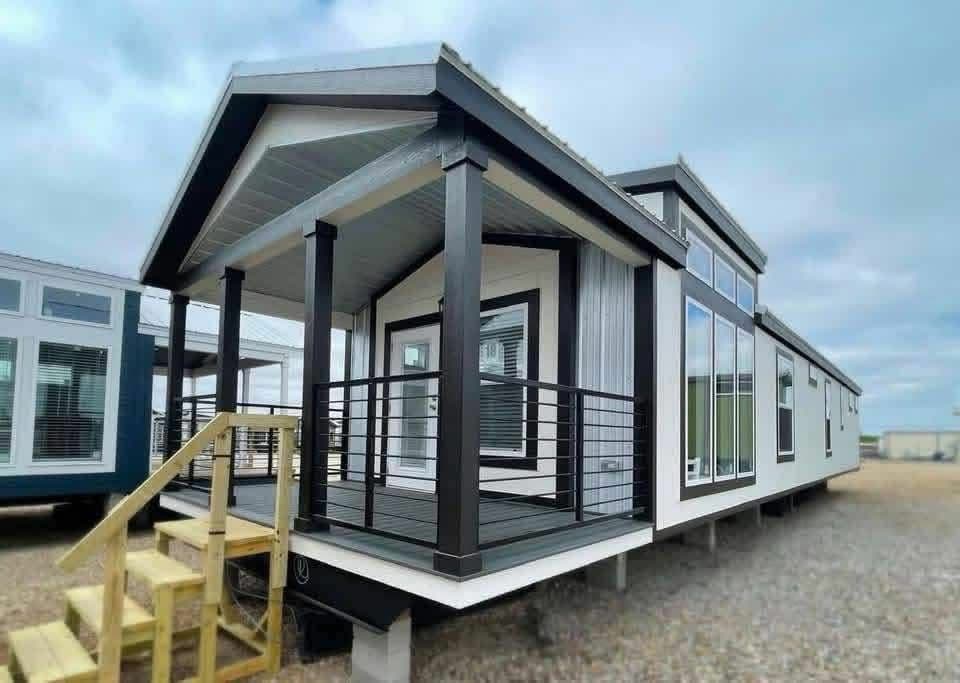 Dasha — 880 Sq Ft 2-Bed 2-Bath Single-Section - image 1