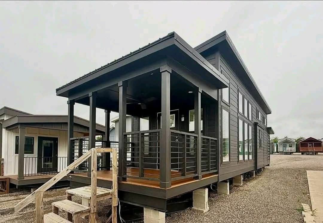 Platinum Cottages Majestic — Lakeview 1-Bed + Two Porches - image 1